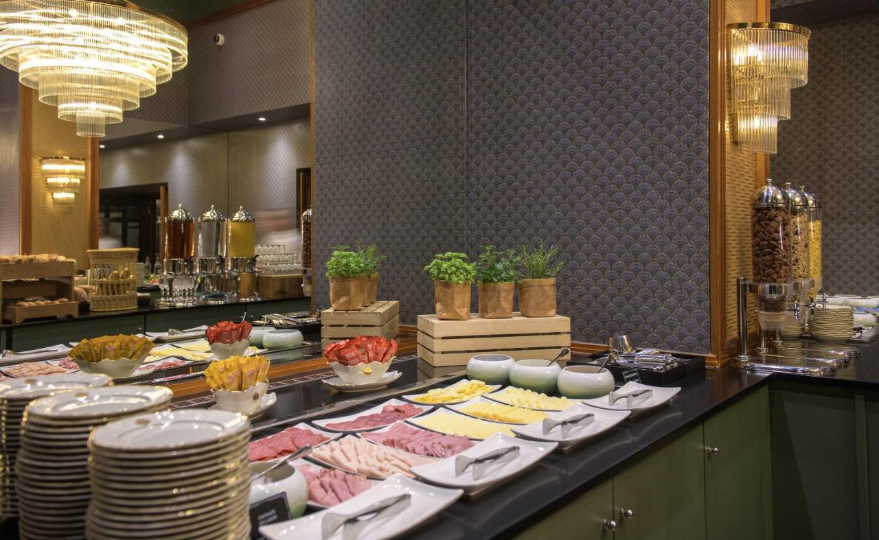 Grand Hotel Bohemia Praag Buitenkant foto A buffet at a hotel